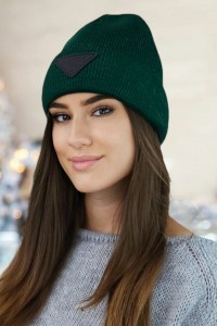 NAOMI beanie czapka zimowa z aplikacją kolor zielony